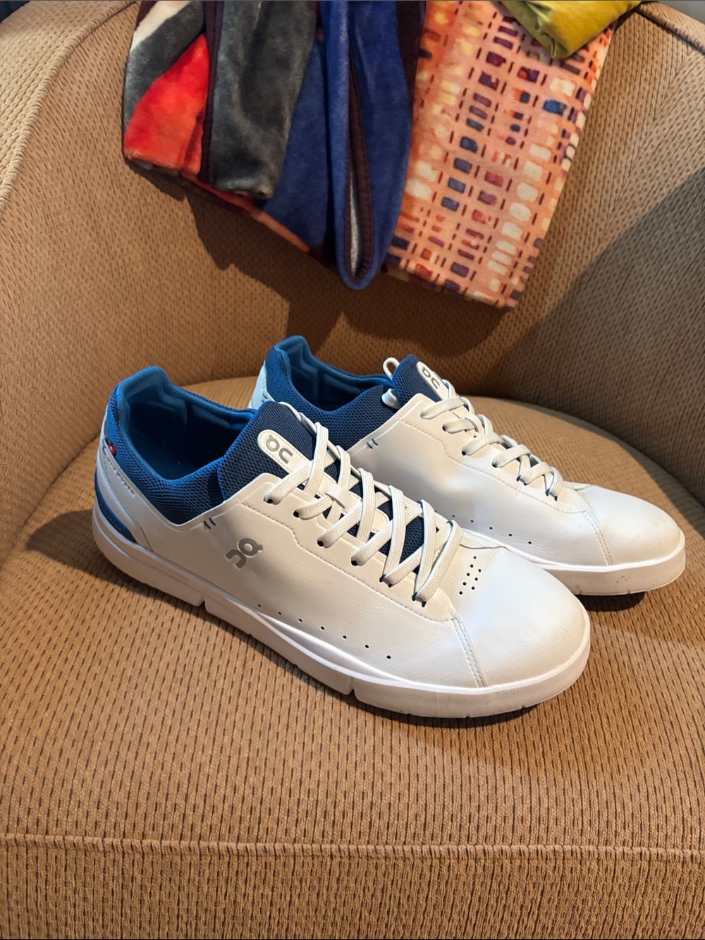 On Running THE ROGER Advantage Tennis Shoe Men’s White and Blue Leather Sneakers